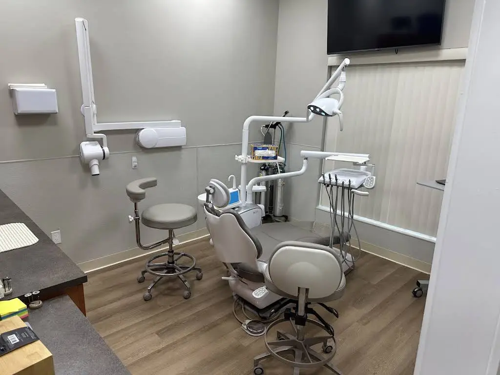 3D Dental / Dr. Eran Arvilli, DDS - Professional dental clinic exterior with modern facilities