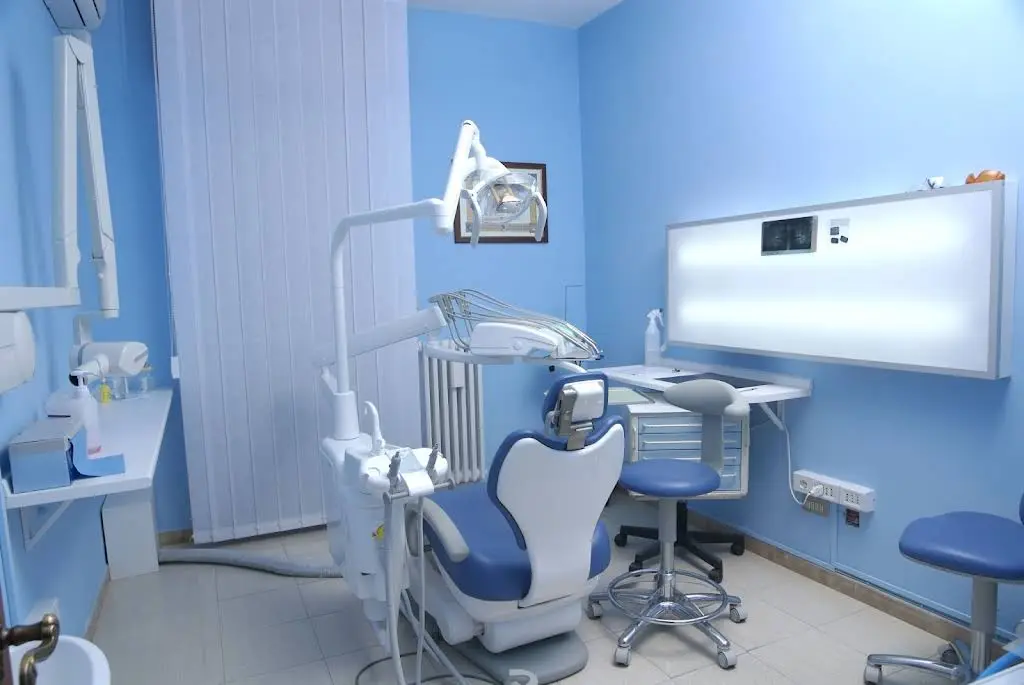 Hanlon & Sanders DMD PC - Professional dental clinic exterior with modern facilities
