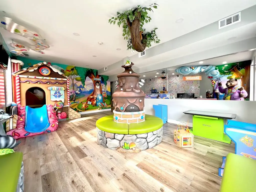 Everett Smiles Pediatric Dentistry and Orthodontics - Professional dental clinic exterior with modern facilities