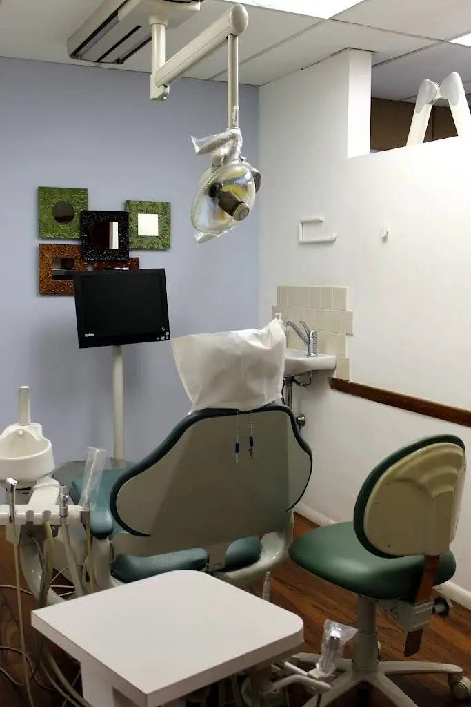 Moody Street Dental On Elm - Professional dental clinic exterior with modern facilities