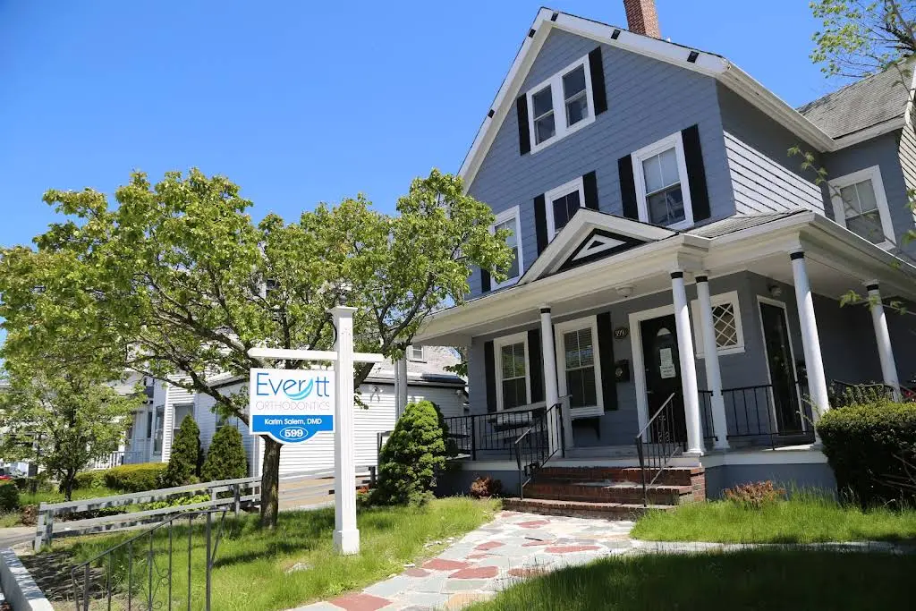 Everett Orthodontics - Professional dental clinic exterior with modern facilities