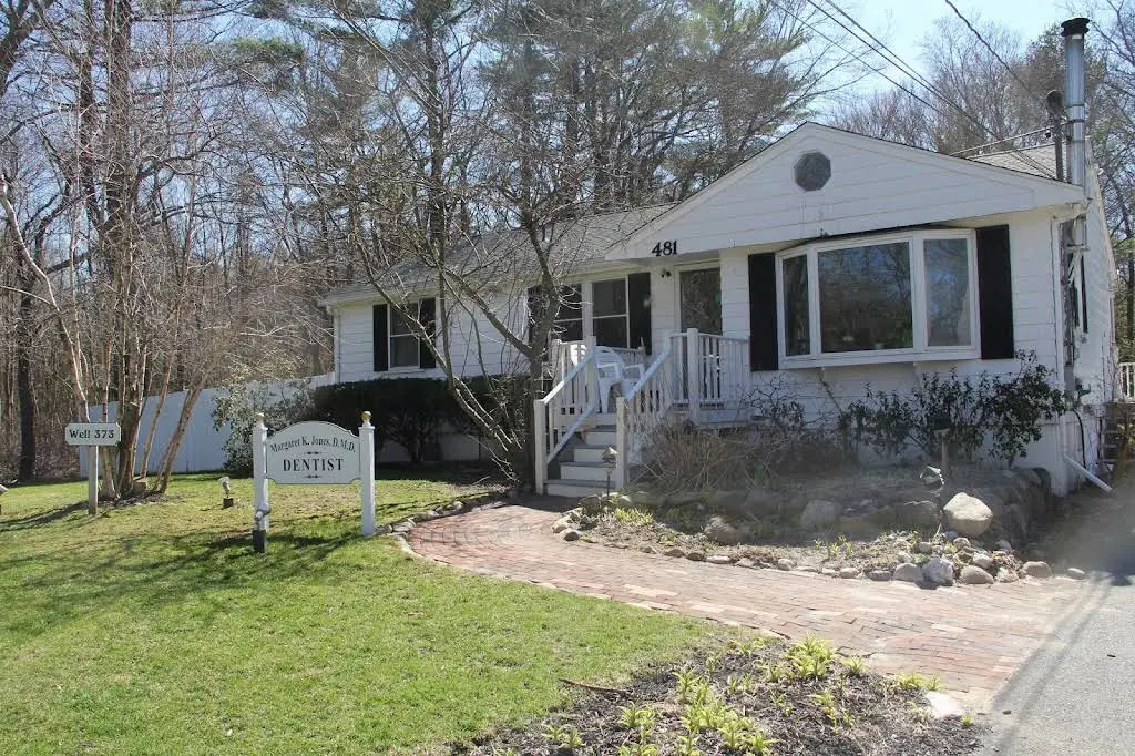 Pembroke Dental Associates: Jones Margaret K DMD - Professional dental clinic exterior with modern facilities