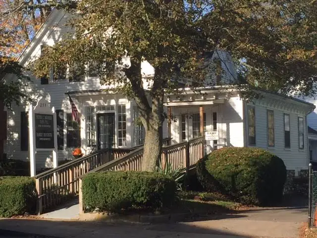 Russell B. Fox, DMD - Professional dental clinic exterior with modern facilities