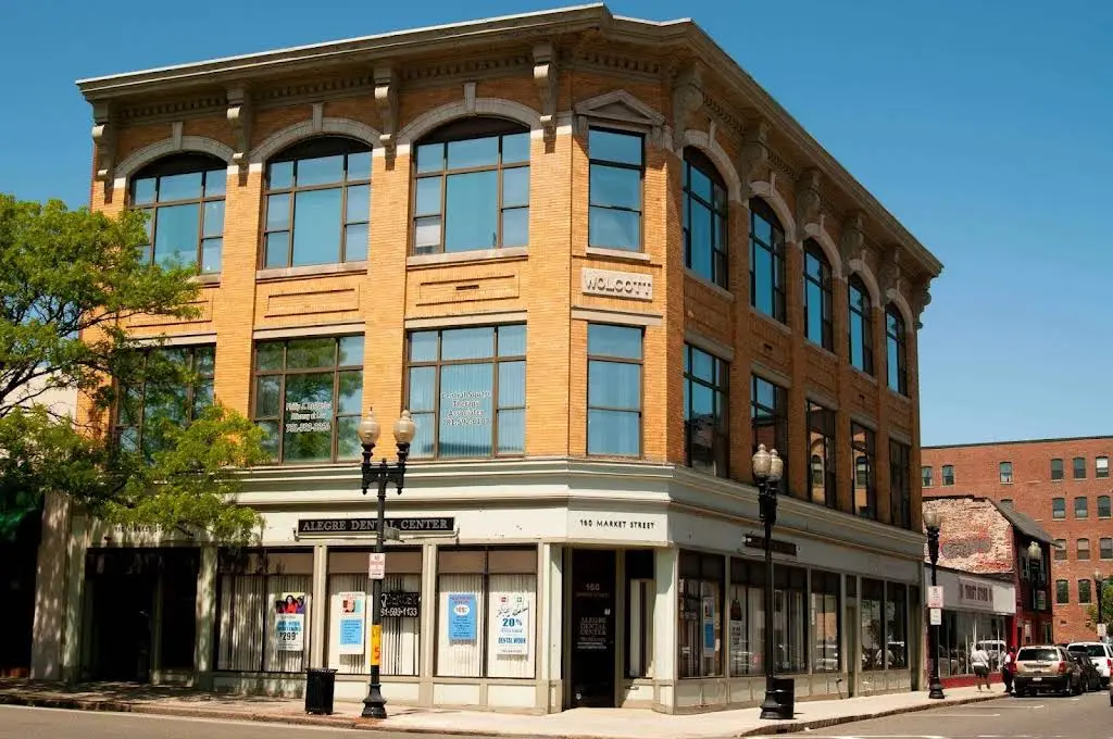 Alegre Dental - Professional dental clinic exterior with modern facilities