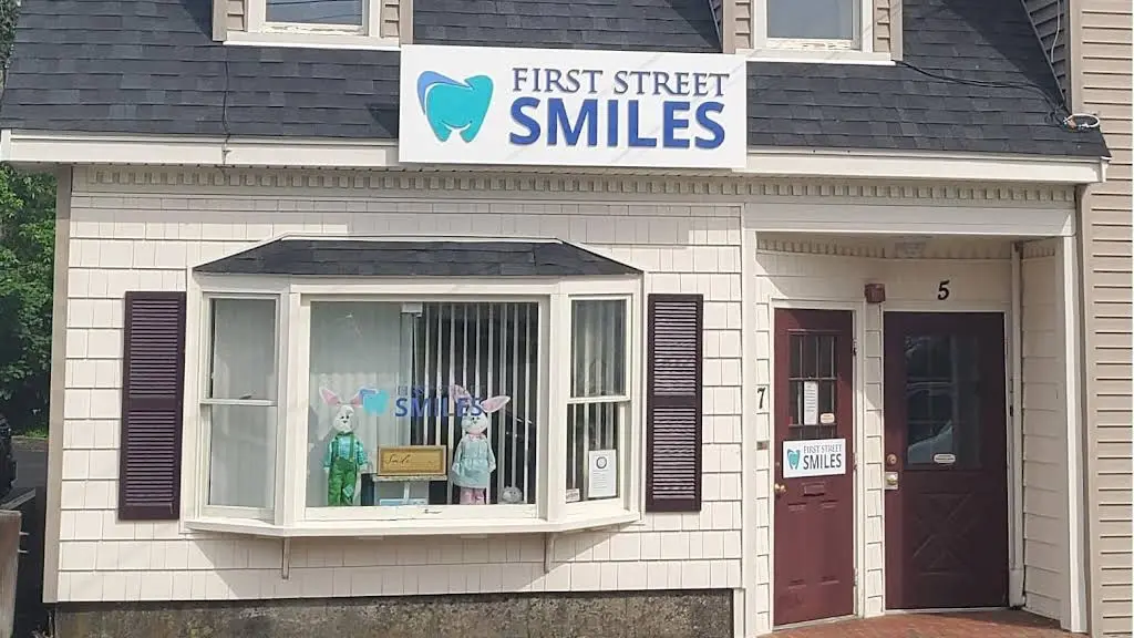 First Street Smiles - Professional dental clinic exterior with modern facilities