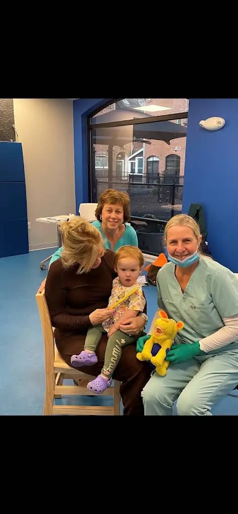 Kids Smiles, Inc. - Professional dental clinic exterior with modern facilities