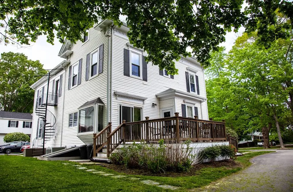Hometown Dental, PLLC - Professional dental clinic exterior with modern facilities