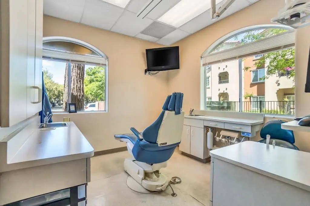 Fountain Plaza Family Dental Wallace J. Bellamy, DMD - Professional dental clinic exterior with modern facilities