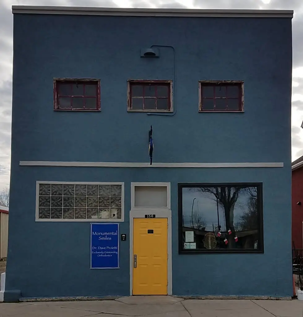 Monumental Smiles - Professional dental clinic exterior with modern facilities