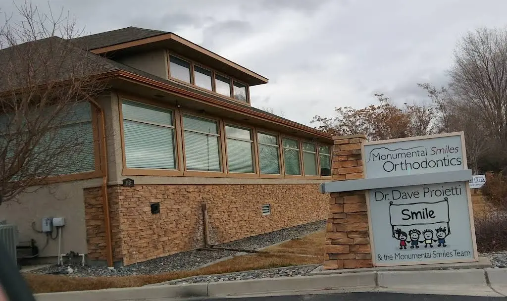 Monumental Smiles - Professional dental clinic exterior with modern facilities