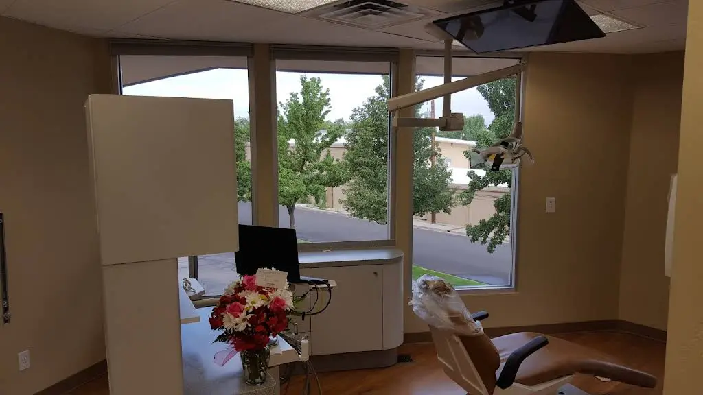 Craig Droskin DDS - Professional dental clinic exterior with modern facilities