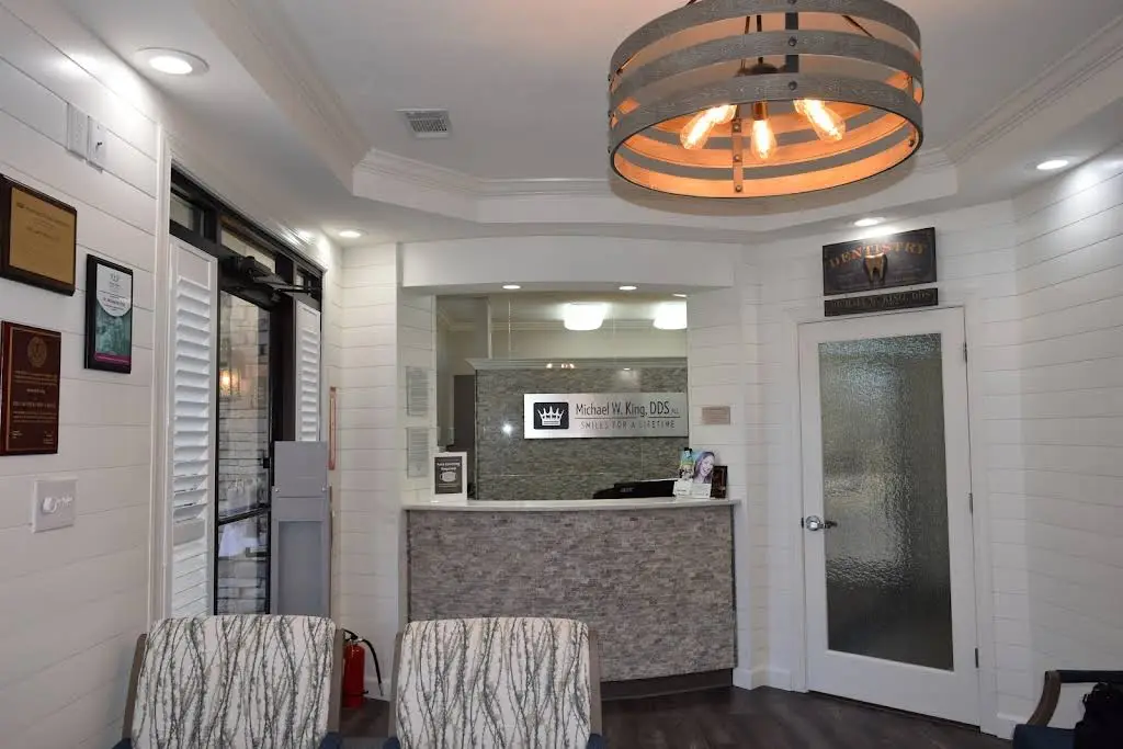 Michael W. King, DDS, PLC - Professional dental clinic exterior with modern facilities