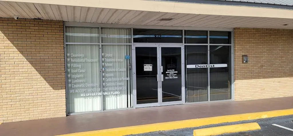 Ileana Moya, DMD - Professional dental clinic exterior with modern facilities