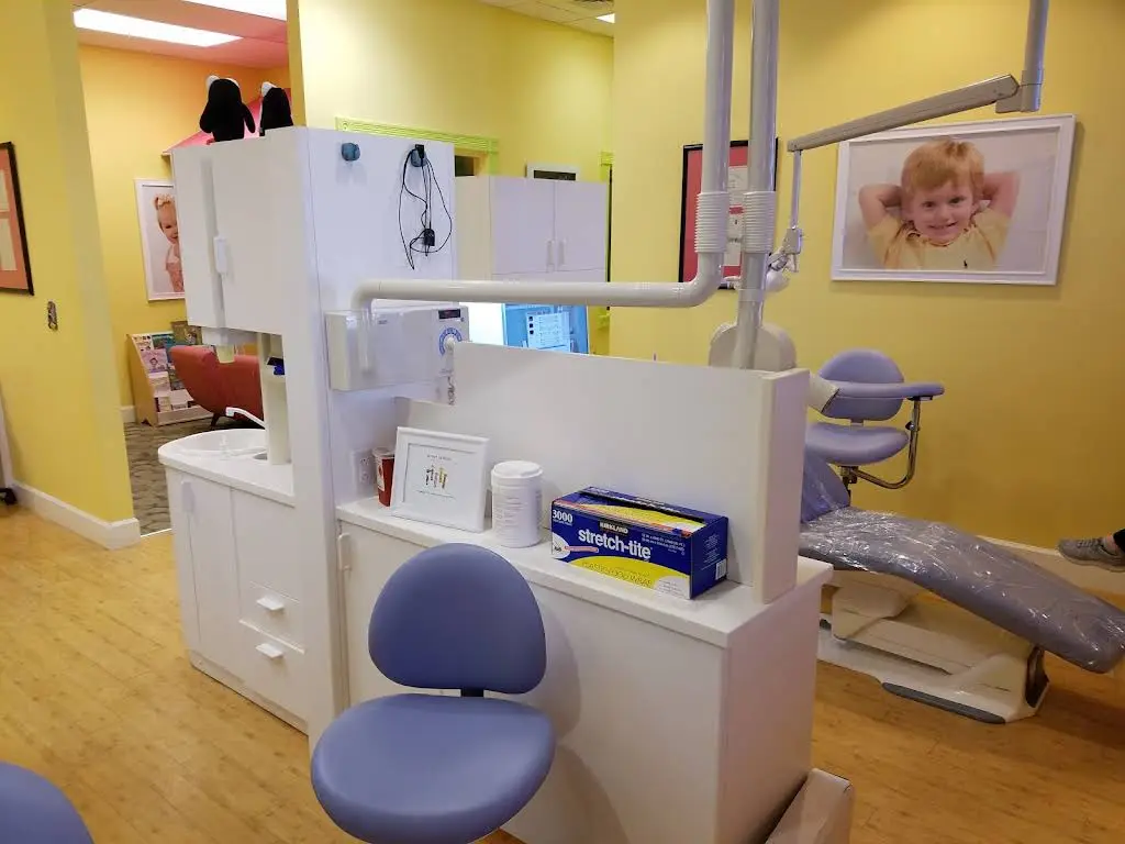 Naples Pediatric Dentistry - Professional dental clinic exterior with modern facilities