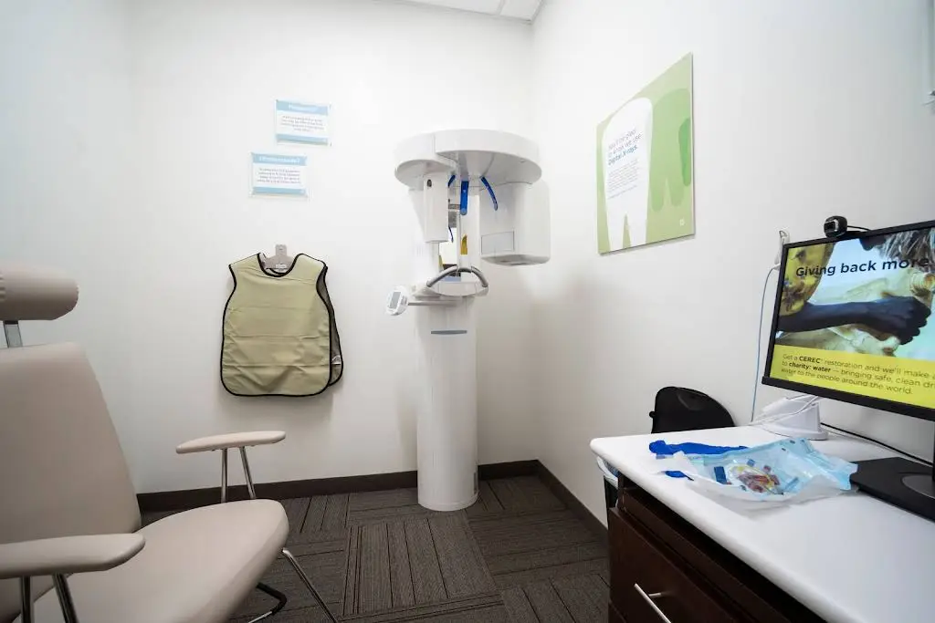 Naples Smiles Dentistry - Professional dental clinic exterior with modern facilities