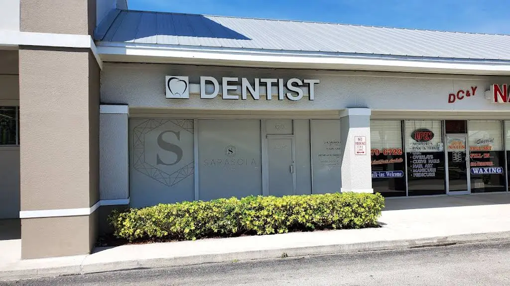 Sarasola Dental - Professional dental clinic exterior with modern facilities