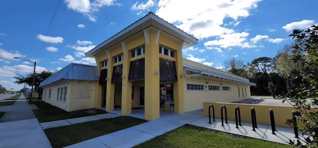 Florida Community Health Centers, Inc. - Professional dental clinic exterior with modern facilities