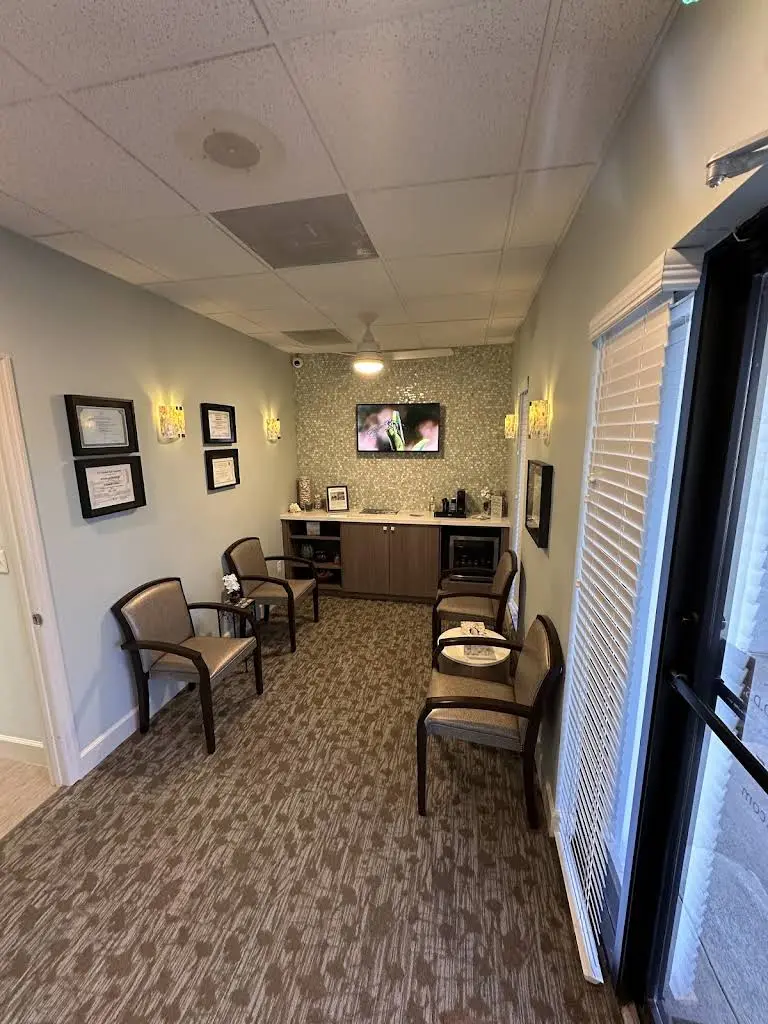 Green Dental Palm Beach Gardens - Professional dental clinic exterior with modern facilities