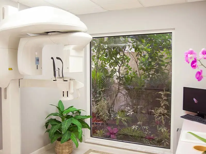 Palm Beach Dental Excellence - Dr. Mihran Asinmaz - Professional dental clinic exterior with modern facilities