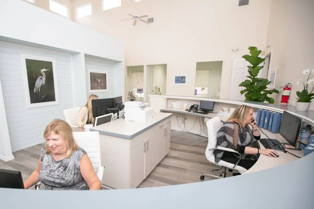 Alexander Brao, DDS - Professional dental clinic exterior with modern facilities