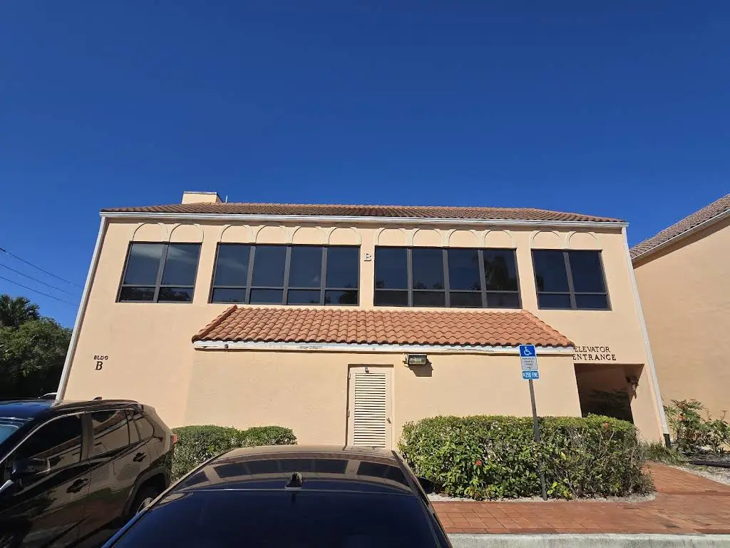 900 ENDO - Professional dental clinic exterior with modern facilities