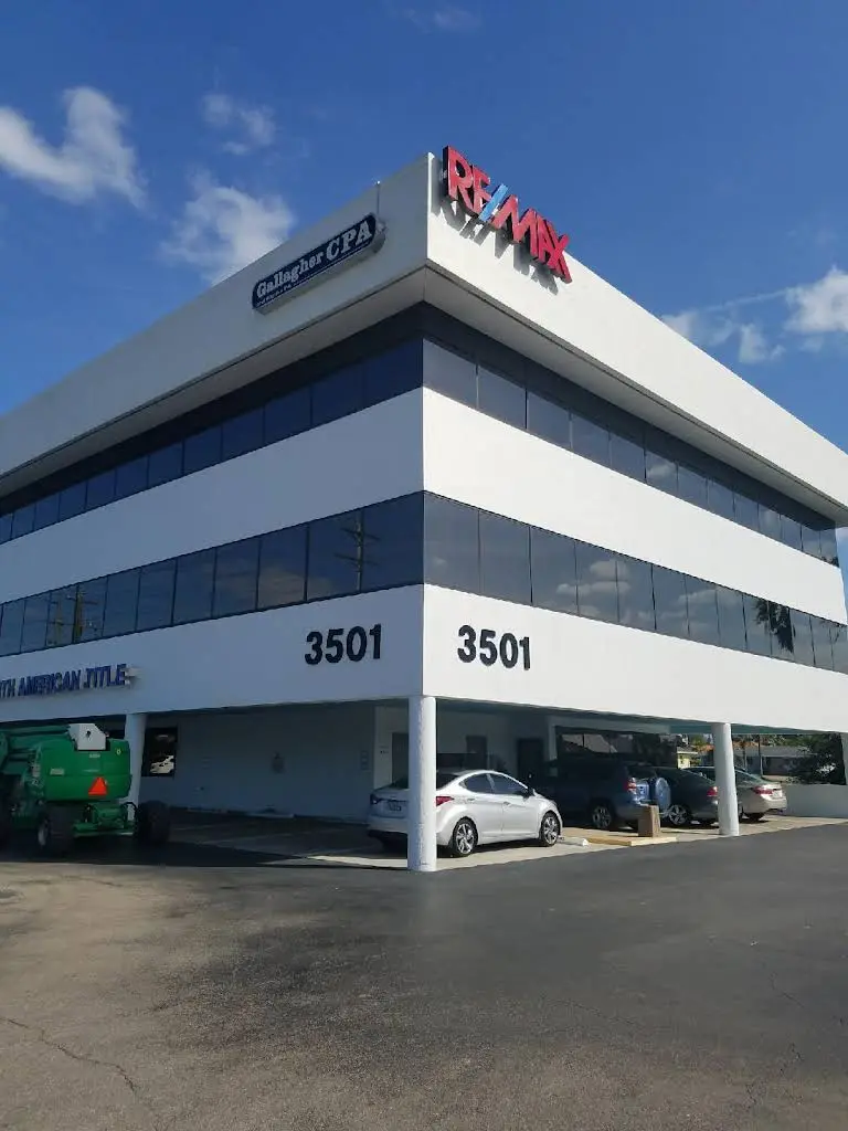 Valora Dental - Professional dental clinic exterior with modern facilities