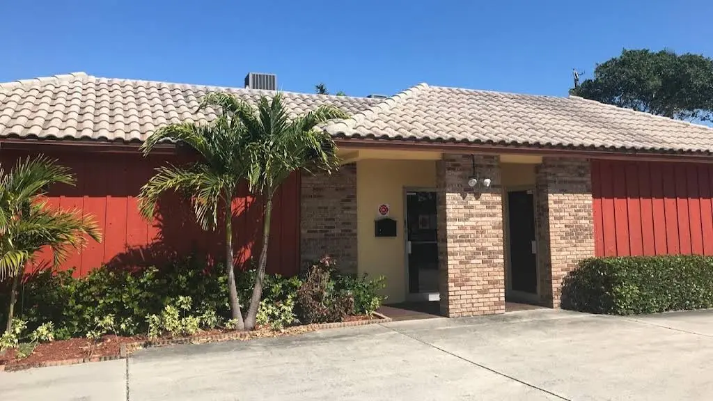 Dennis A. Hernandez, DMD, PA - Professional dental clinic exterior with modern facilities