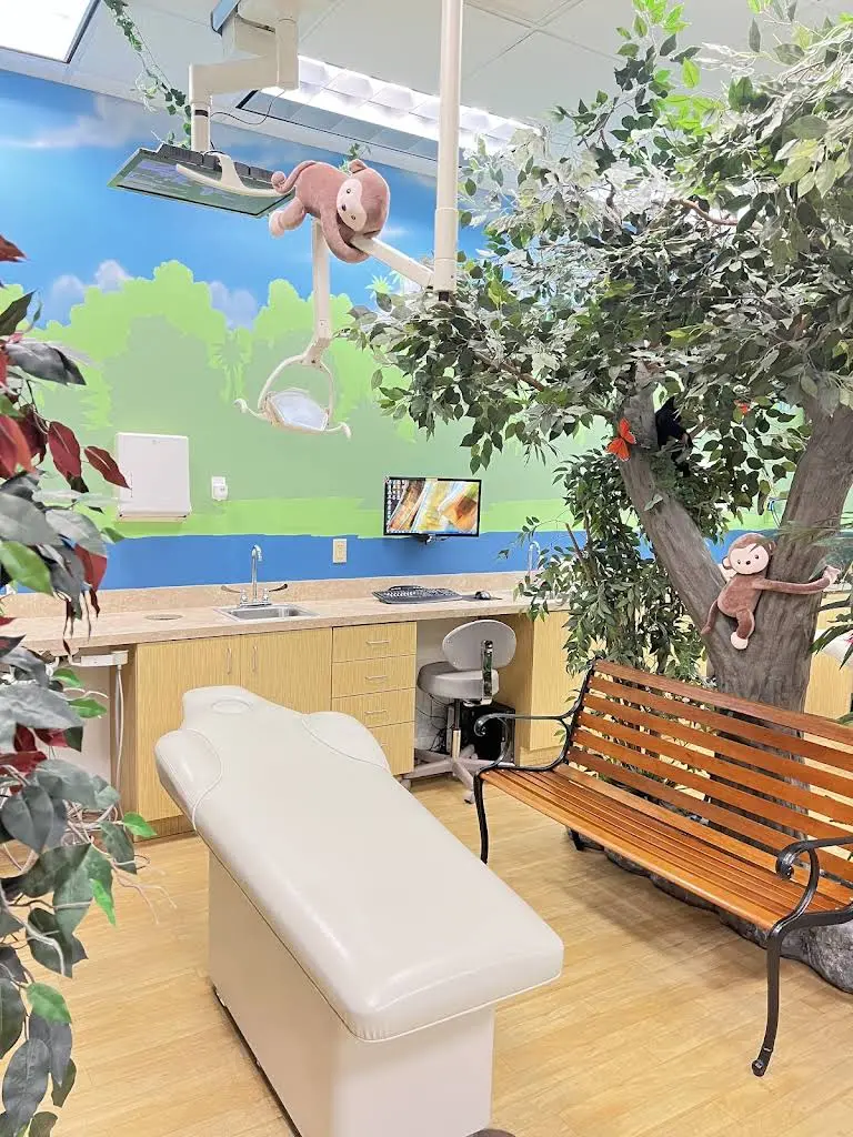 Jungle Dental Pediatric Dentistry - Professional dental clinic exterior with modern facilities