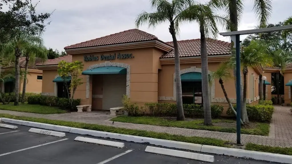 Robins Dental Associates - Professional dental clinic exterior with modern facilities