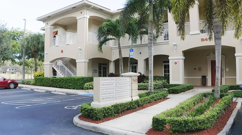 Keith L. Schwartz DMD & Associates - Professional dental clinic exterior with modern facilities