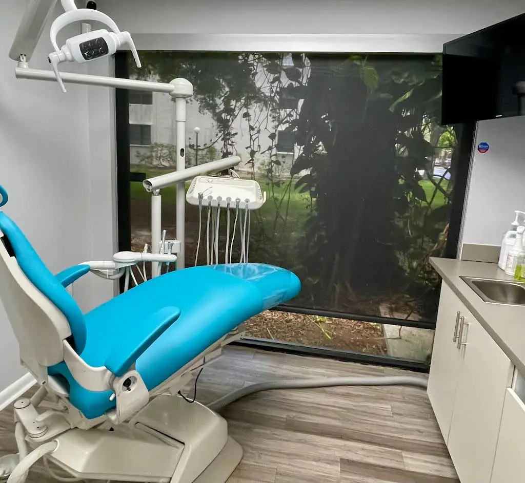 Florida Dental Studio - Professional dental clinic exterior with modern facilities