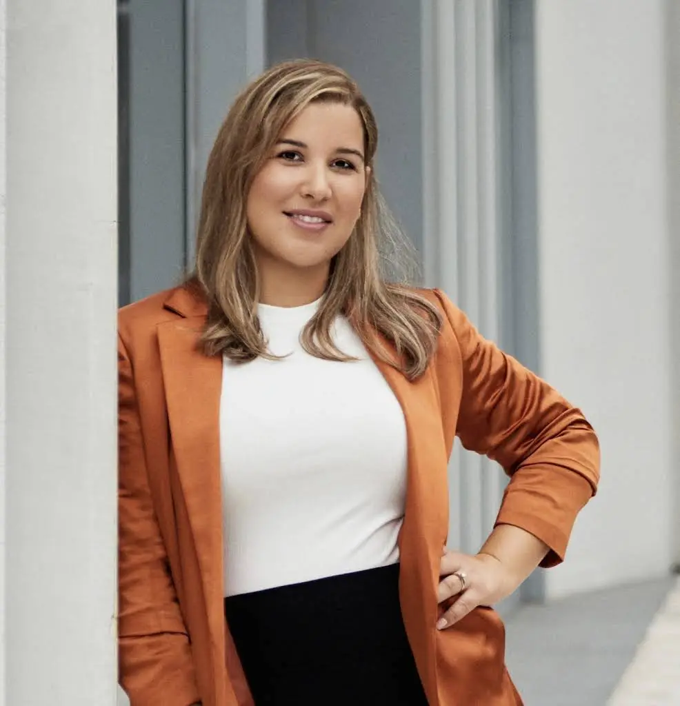 Bayview Dental: Dr. Amalia Quiñones - Professional dental clinic exterior with modern facilities