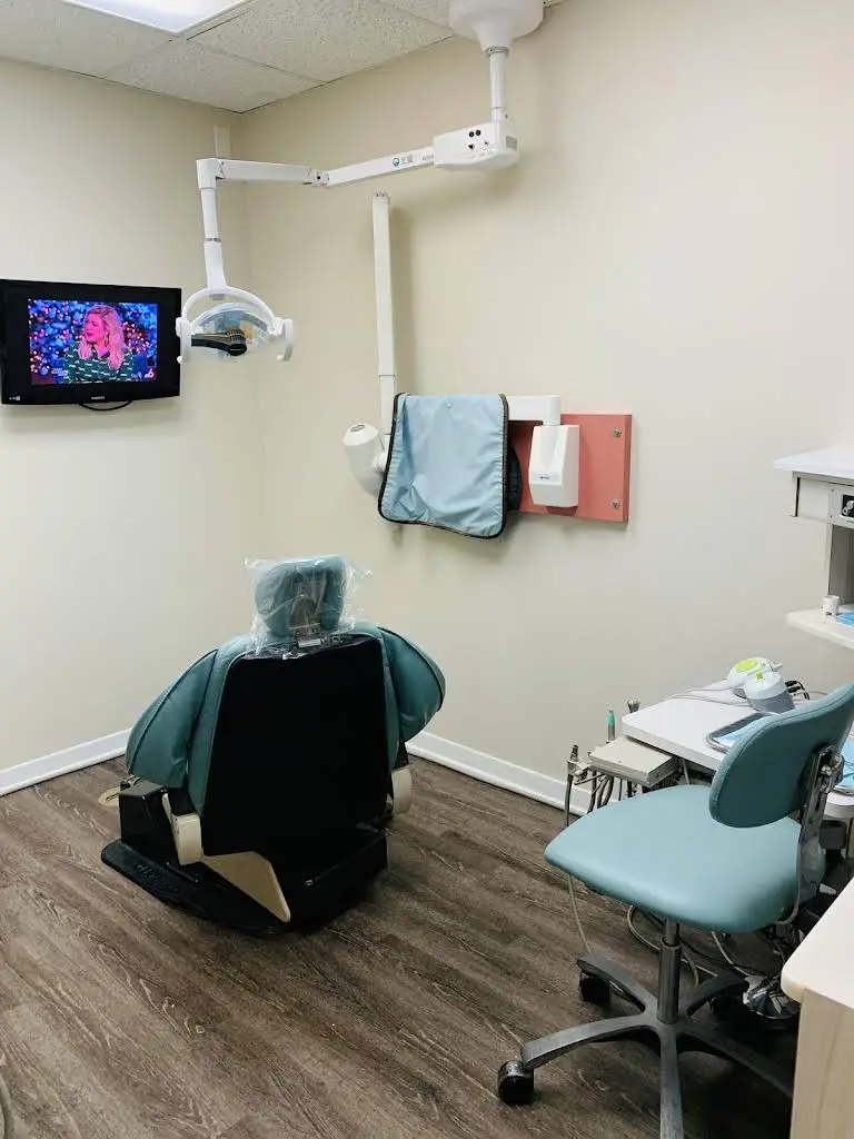 SUNRISE BLVD DENTAL - Professional dental clinic exterior with modern facilities