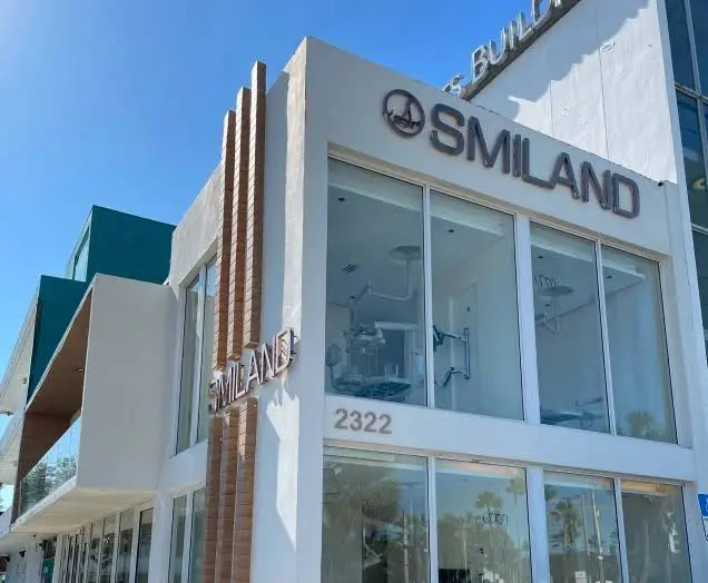 Smiland Dental Fort Lauderdale - Professional dental clinic exterior with modern facilities