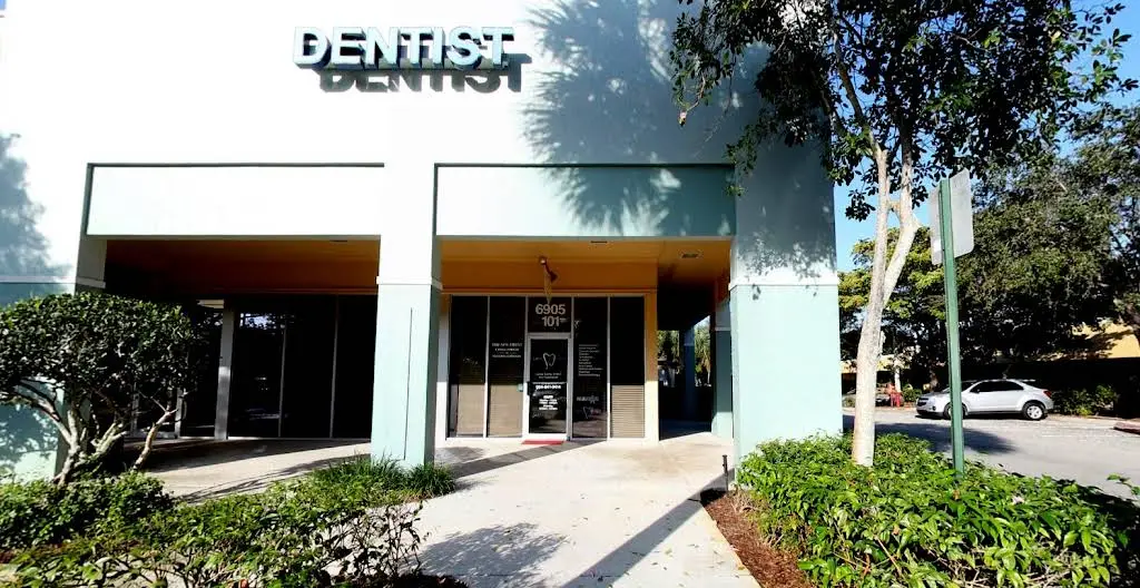 Smile Design Dental of Plantation - Professional dental clinic exterior with modern facilities
