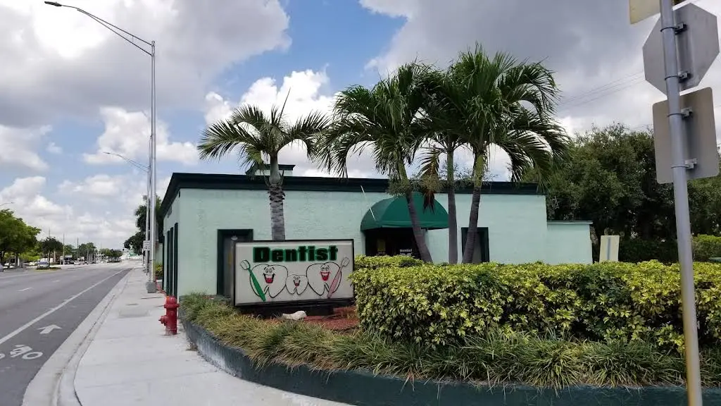 MICHAEL BARNARD DDS PA - Professional dental clinic exterior with modern facilities