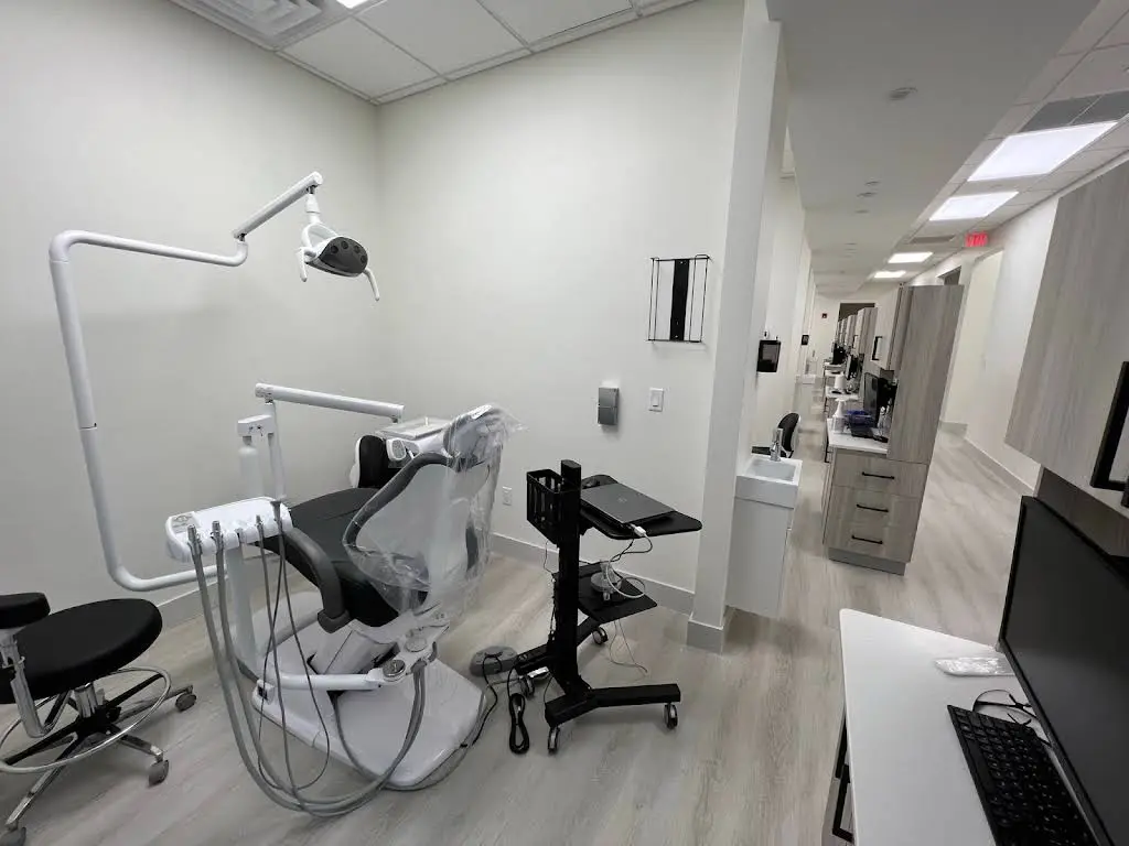 NewStar Dental - Cosmetic Dentist - Professional dental clinic exterior with modern facilities