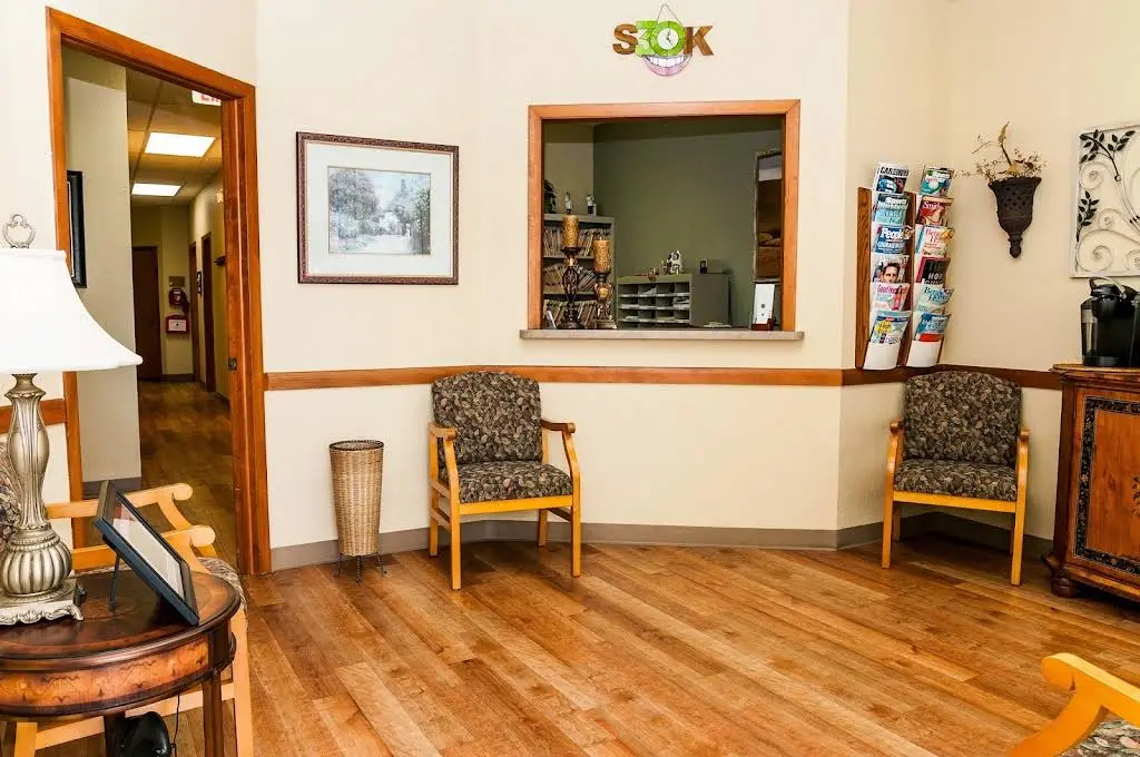 Steven J. Kusnick DDS, PA - Professional dental clinic exterior with modern facilities