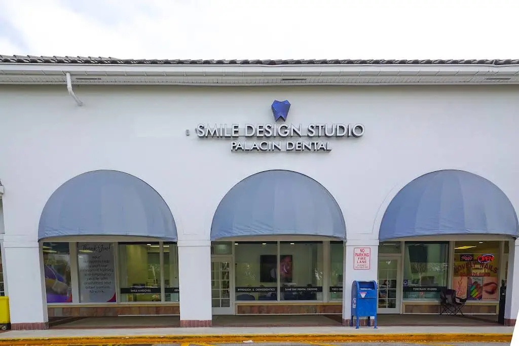 Smile Design Studio - Palacin Dental Group - Professional dental clinic exterior with modern facilities