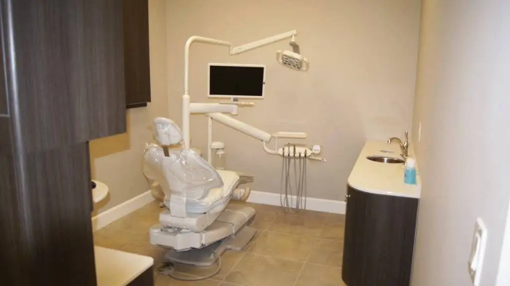 Plantation Dental Studio and Implant Center - Professional dental clinic exterior with modern facilities