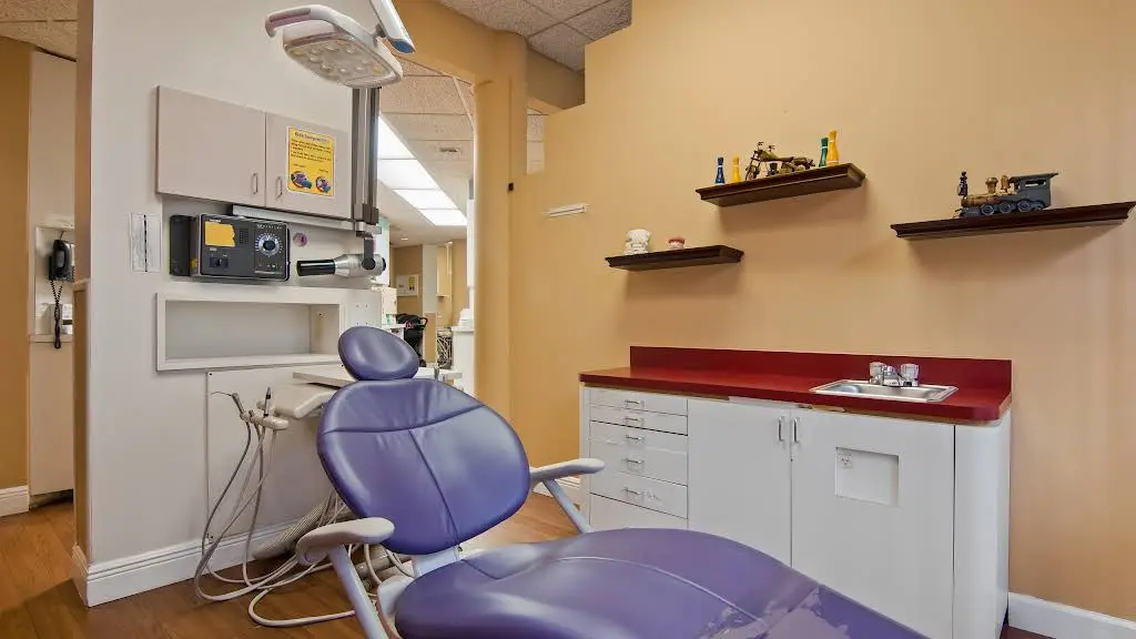 Main Street Children's Dentistry and Orthodontics of South Broward - Professional dental clinic exterior with modern facilities