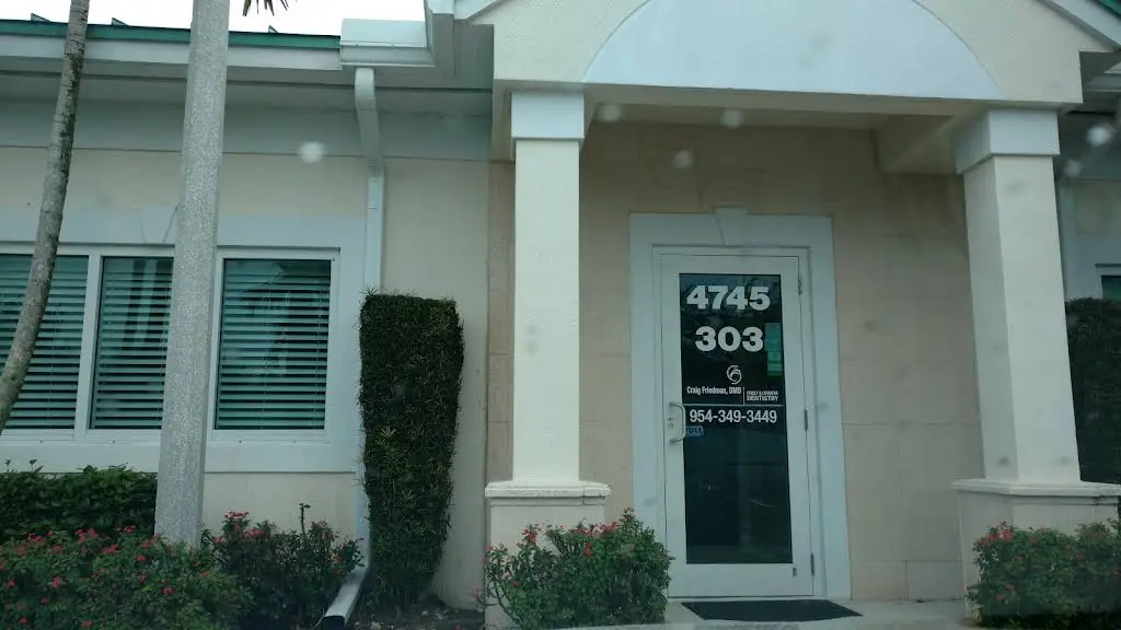 Davie Family Dental - Professional dental clinic exterior with modern facilities