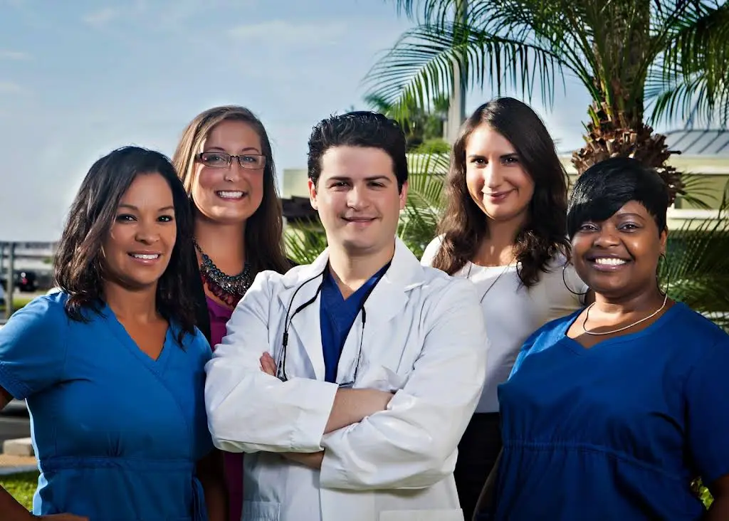 EN Smile Design: Eric H. Naierman, DDS - Professional dental clinic exterior with modern facilities