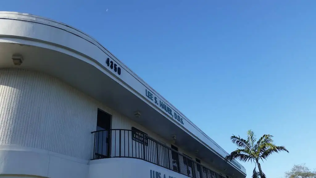 Broward Periodontics & Implant Dentistry - Professional dental clinic exterior with modern facilities