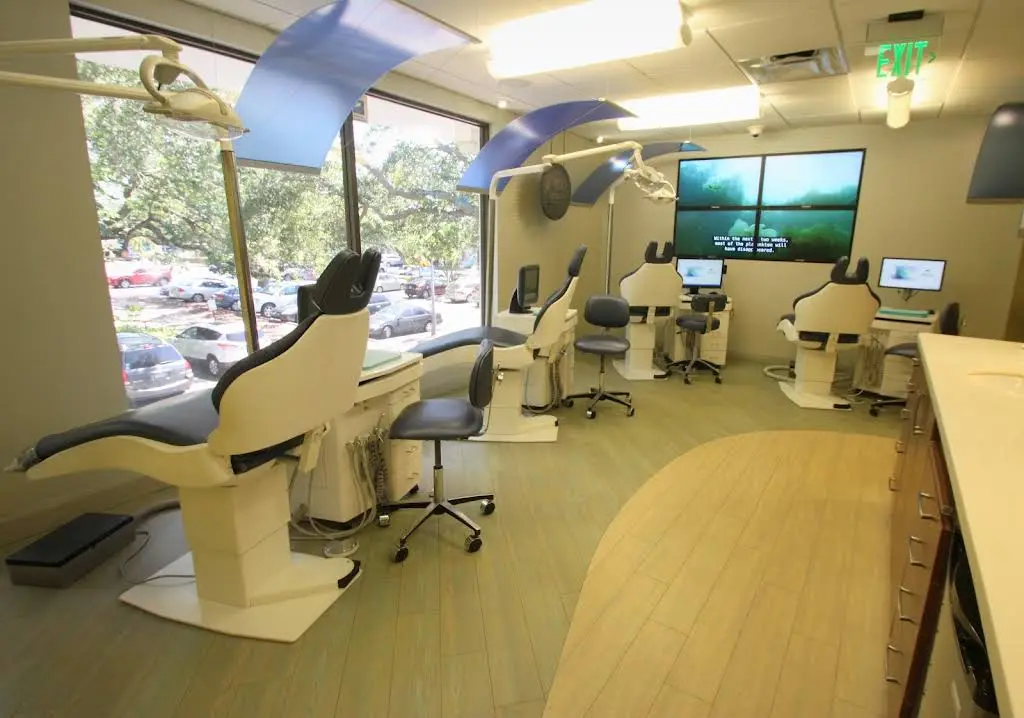 Minars Orthodontics - Professional dental clinic exterior with modern facilities