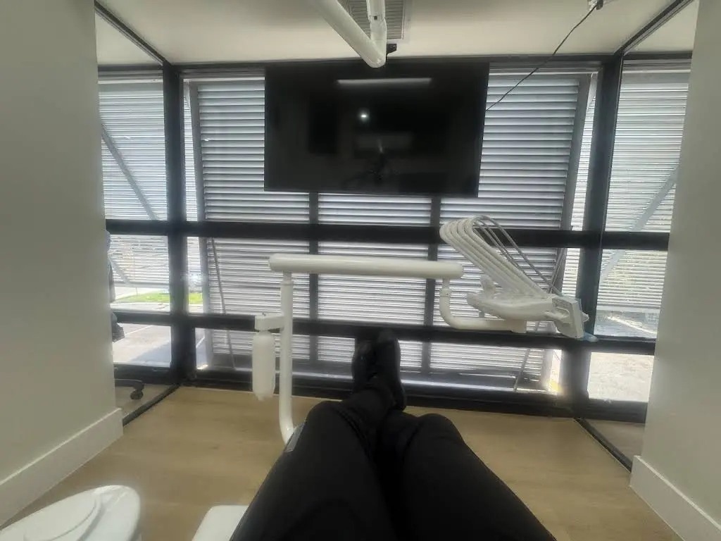 Flossy Smiles Of Hollywood - Professional dental clinic exterior with modern facilities