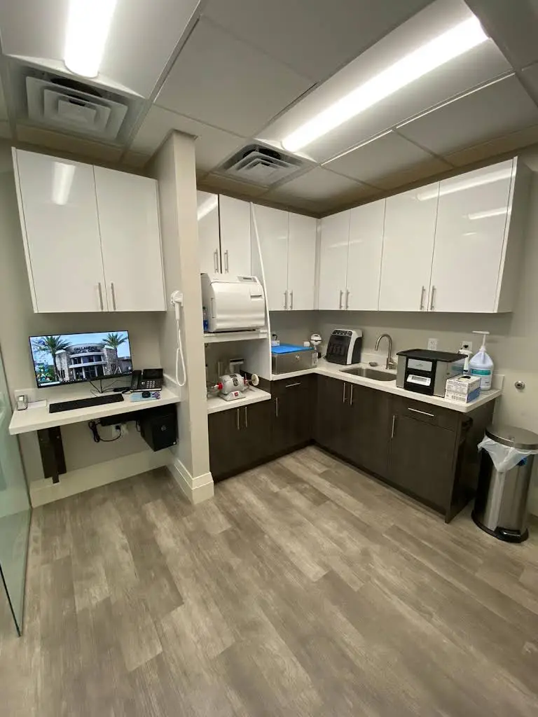 Hallandale Dental Group: Maria L. Pena, DDS - Professional dental clinic exterior with modern facilities
