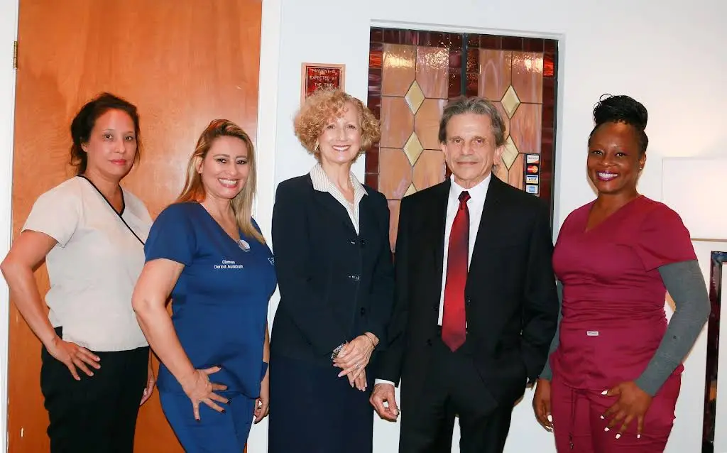 Aventura Bright Smiles - Robert J. Cohen, D.D.S - Professional dental clinic exterior with modern facilities