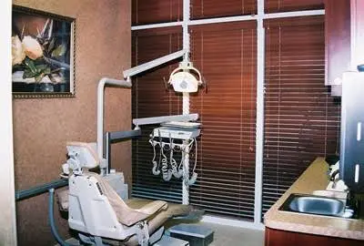Miami Lakes Periodontal Associates: Robert A. del Castillo, DMD, PA - Professional dental clinic exterior with modern facilities