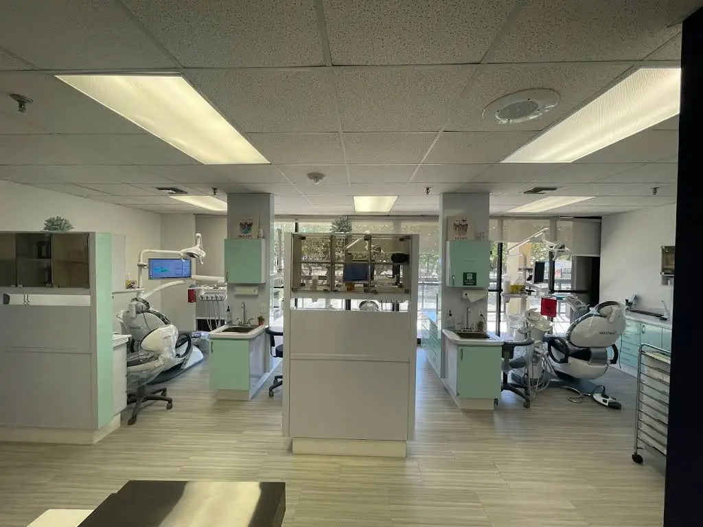 Club Atlantis Dental - Professional dental clinic exterior with modern facilities